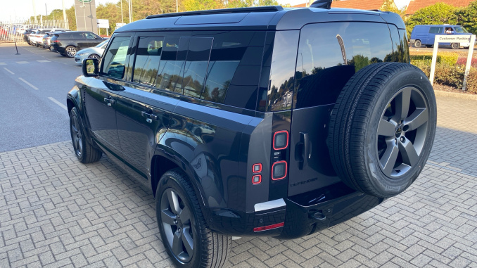 Land Rover Defender 3.0 D250 X-Dynamic SE 110 5dr Auto Diesel Estate - Image 44